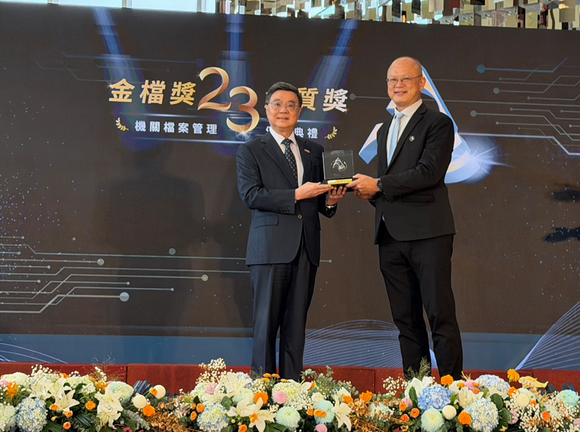 臺大實驗林管理處丁宗蘇處長上台接受行政院卓榮泰院長頒獎