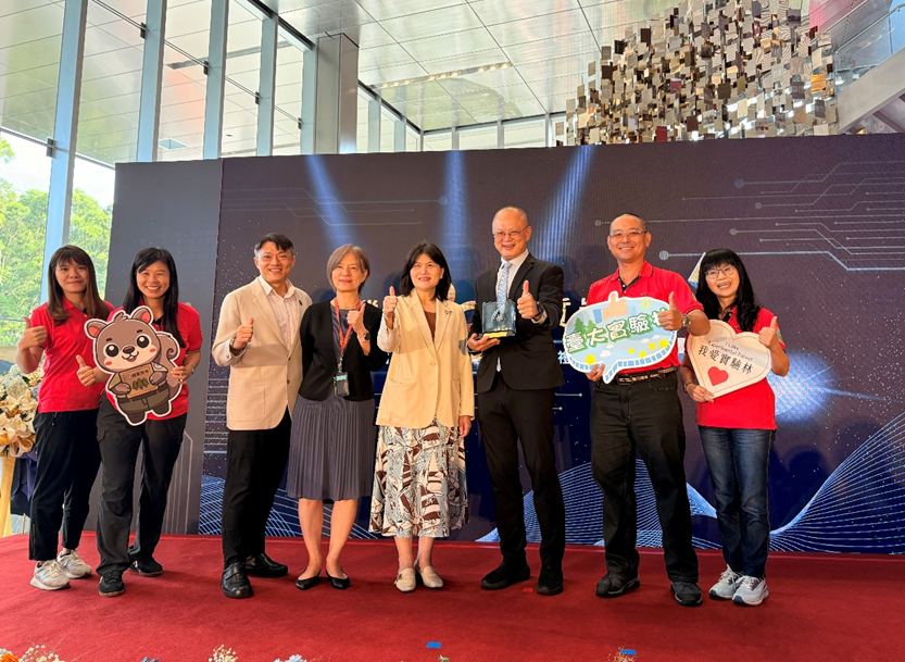 國家發展委員會檔案管理局長官與考評委員合影
